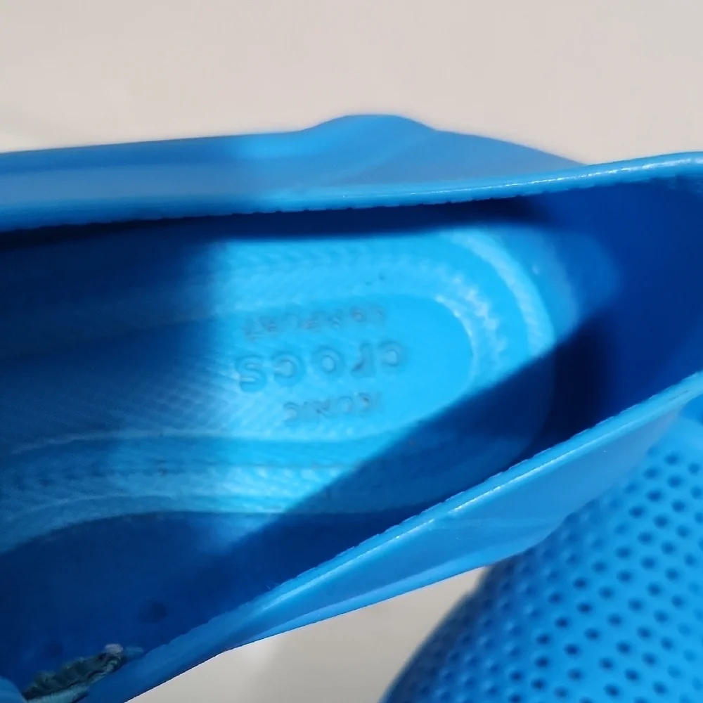 Crocs Iconic Comfort Shoes Size 1 Kids Water Shoes Blue Slip On Beach